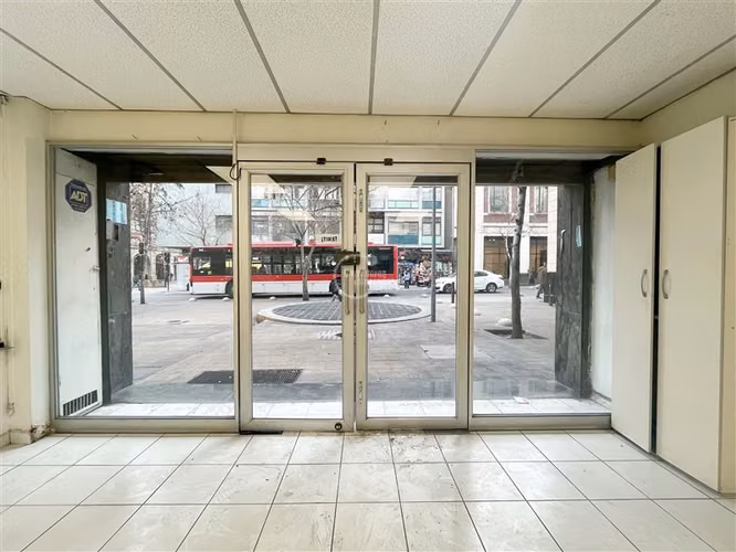 Local en Arriendo Metro Plaza de Armas 110 m2, 2 baños.