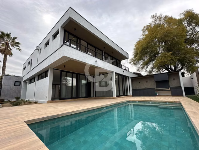 Casa con Diseño Contemporáneo - Pueblo Los Dominicos