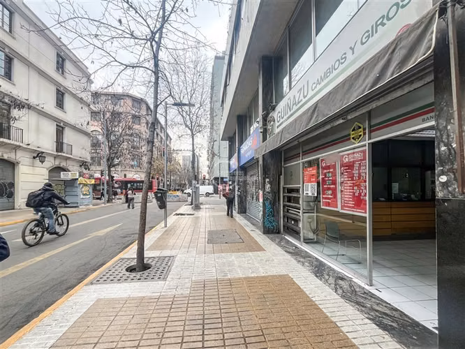 Metro Plaza de Armas, 50 m2. Un baño. Sin Gastos Comunes.