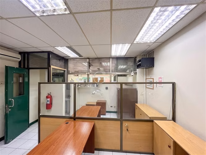 Metro Plaza de Armas, 50 m2. Un baño. Sin Gastos Comunes.