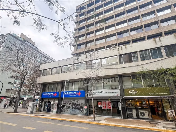 Metro Plaza de Armas, 50 m2. Un baño. Sin Gastos Comunes.