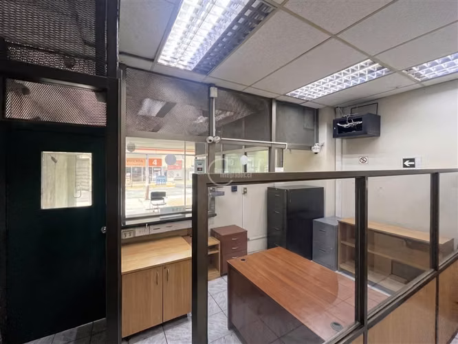 Metro Plaza de Armas, 50 m2. Un baño. Sin Gastos Comunes.
