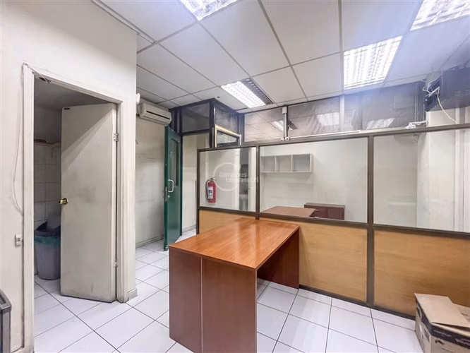 Metro Plaza de Armas, 50 m2. Un baño. Sin Gastos Comunes.