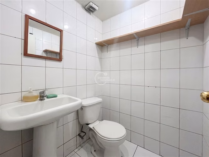 Metro Plaza de Armas, 50 m2. Un baño. Sin Gastos Comunes.