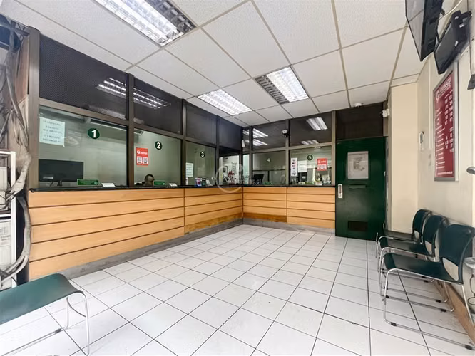 Metro Plaza de Armas, 50 m2. Un baño. Sin Gastos Comunes.