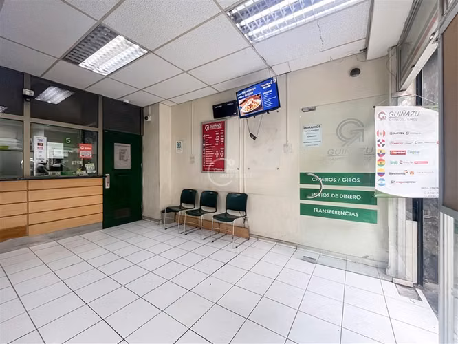 Metro Plaza de Armas, 50 m2. Un baño. Sin Gastos Comunes.