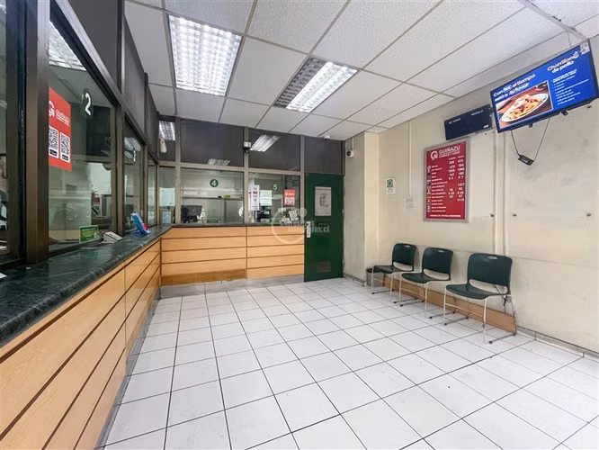 Metro Plaza de Armas, 50 m2. Un baño. Sin Gastos Comunes.