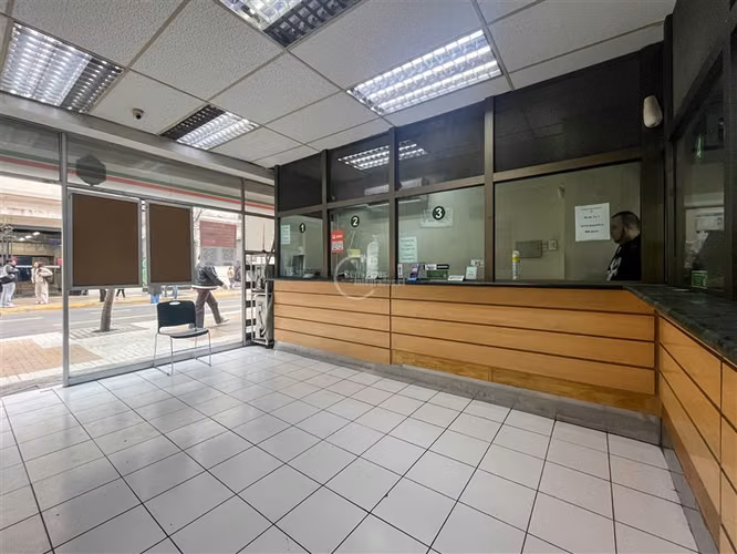 Metro Plaza de Armas, 50 m2. Un baño. Sin Gastos Comunes.