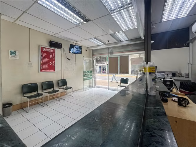 Metro Plaza de Armas, 50 m2. Un baño. Sin Gastos Comunes.