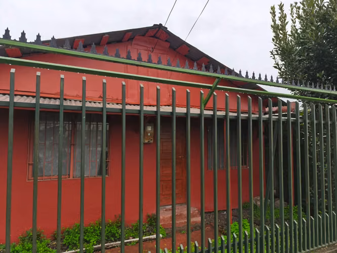Se vende casa 2 dormitorios, 1 baño, patio y estacionamiento