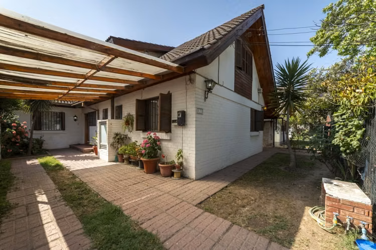 CASA 4 DORM Y 4 BAÑOS DE DOS PISOS Y GRAN PATIO EN RANCAGUA.