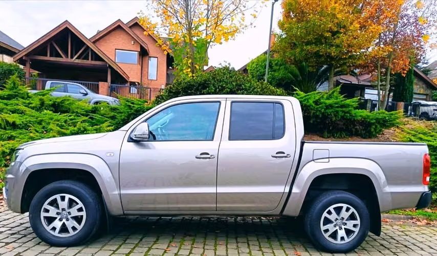Volkswagen Amarok Confortline 4x2 MEC DIESEL - Imagen 2