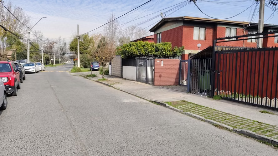 Casa de 2 pisos en tranquilo Barrio
