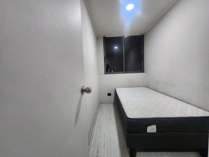 ARRIENDO AMPLIO DEPTO.  SEMI AMOBLADO DE 3D, 2B MAS ESTAC. Y BOD.  $521.120 A  una cuadra de Metro Lo Ovalle , La Cisterna