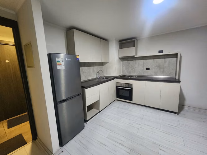 ARRIENDO AMPLIO DEPTO.  SEMI AMOBLADO DE 3D, 2B MAS ESTAC. Y BOD.  $520.000 A  una cuadra de Metro Lo Ovalle , La Cisterna