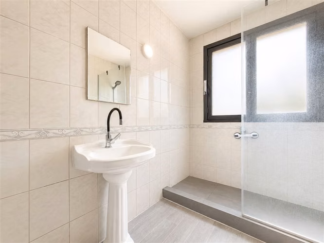 Casa en arriendo de 6 dorm. en Las Condes