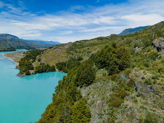 Campo 16 hectáreas orilla Río Baker – Bahía única | 5.900 UF
