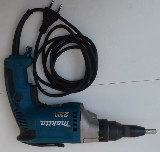 MAKITA   ELÉCTRICO MODELO FS2700