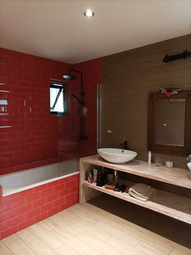 Gran casa, con amplios  espacios  y bosque .