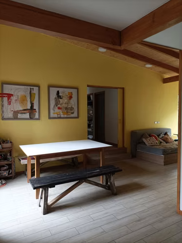 Gran casa, con amplios  espacios  y bosque .