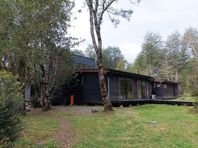Gran casa, con amplios  espacios  y bosque .