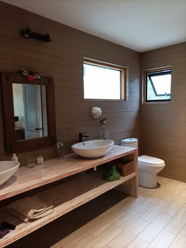 Gran casa, con amplios  espacios  y bosque .