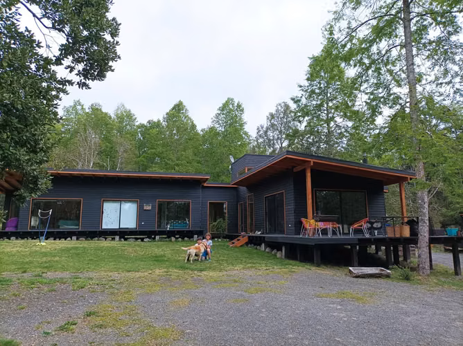 Gran casa, con amplios  espacios  y bosque .