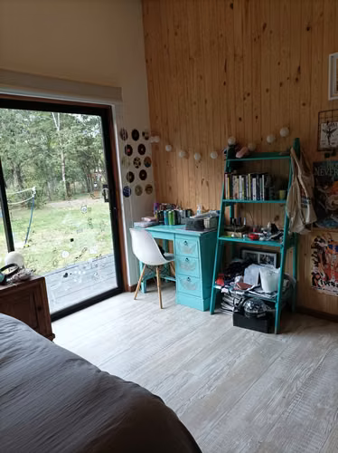 Gran casa, con amplios  espacios  y bosque .