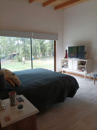Gran casa, con amplios  espacios  y bosque .