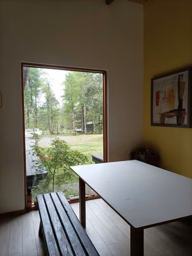 Gran casa, con amplios  espacios  y bosque .
