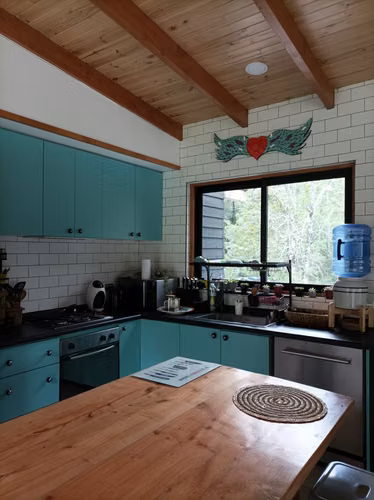 Gran casa, con amplios  espacios  y bosque .