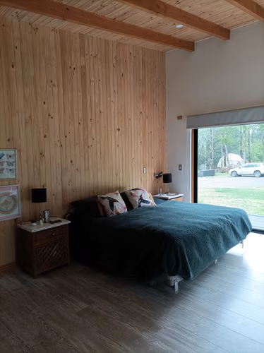 Gran casa, con amplios  espacios  y bosque .
