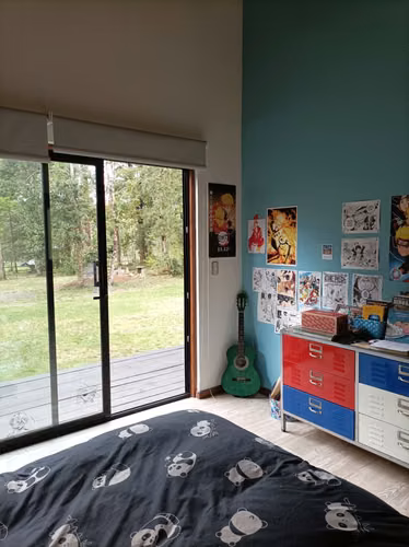 Gran casa, con amplios  espacios  y bosque .