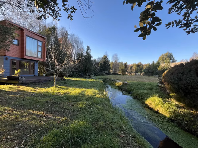 Encantadora casa con estero y maravillosa vegetación, mirando al volcán!