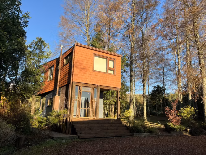 Encantadora casa con estero y maravillosa vegetación, mirando al volcán!