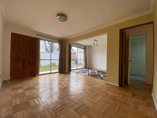 Construcción  Casa en la reina tipo departamento de 2 pisos. Una casa PRIMER piso y OTRA casa Segundo PISO  arriendos independientes.  Casas independientes