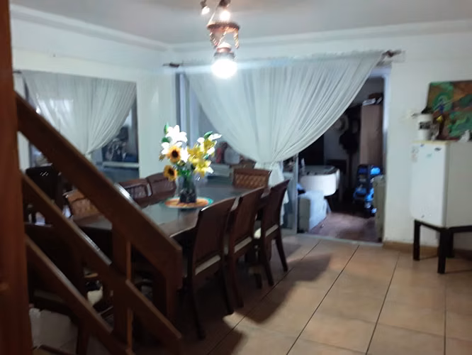Propiedad de 3 Niveles Uso Comercial o Residencial - Sector Avenida Brasil - Estacionamiento