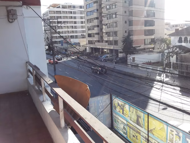 Propiedad de 3 Niveles Uso Comercial o Residencial - Sector Avenida Brasil - Estacionamiento