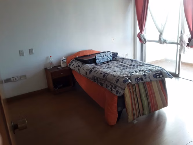 Propiedad de 3 Niveles Uso Comercial o Residencial - Sector Avenida Brasil - Estacionamiento