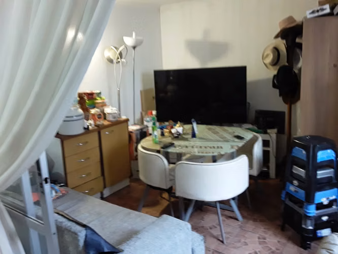 Propiedad de 3 Niveles Uso Comercial o Residencial - Sector Avenida Brasil - Estacionamiento