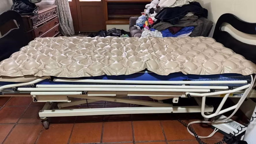 Cama clínica con motor Linak - Imagen 3