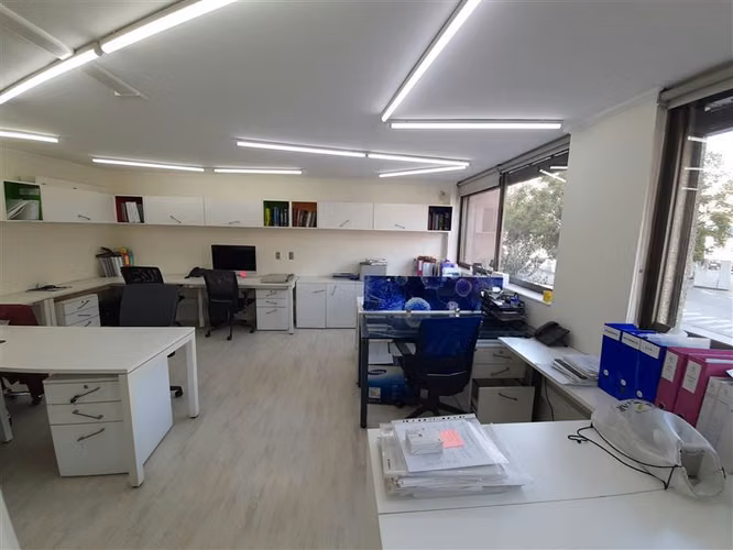 OFICINA 133 m2 4 baños construida el 2012, 4 estacionamientos 2 bod