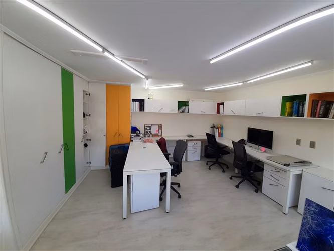 OFICINA 133 m2 4 baños construida el 2012, 4 estacionamientos 2 bod