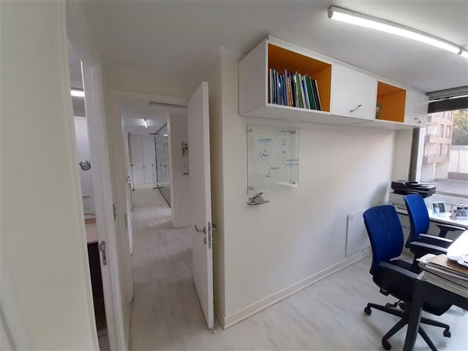OFICINA 133 m2 4 baños construida el 2012, 4 estacionamientos 2 bod