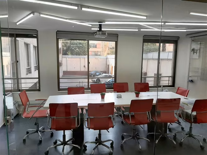 OFICINA 133 m2 4 baños construida el 2012, 4 estacionamientos 2 bod