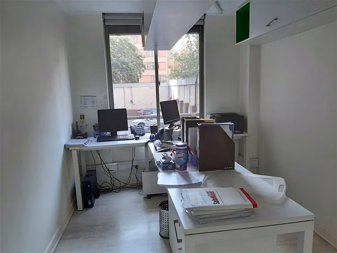 OFICINA 133 m2 4 baños construida el 2012, 4 estacionamientos 2 bod