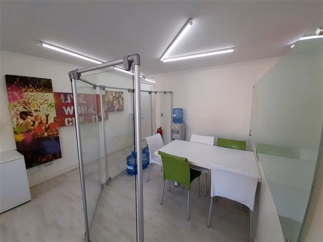 OFICINA 133 m2 4 baños construida el 2012, 4 estacionamientos 2 bod