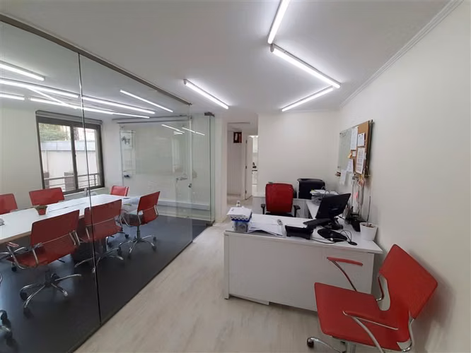 OFICINA 133 m2 4 baños construida el 2012, 4 estacionamientos 2 bod
