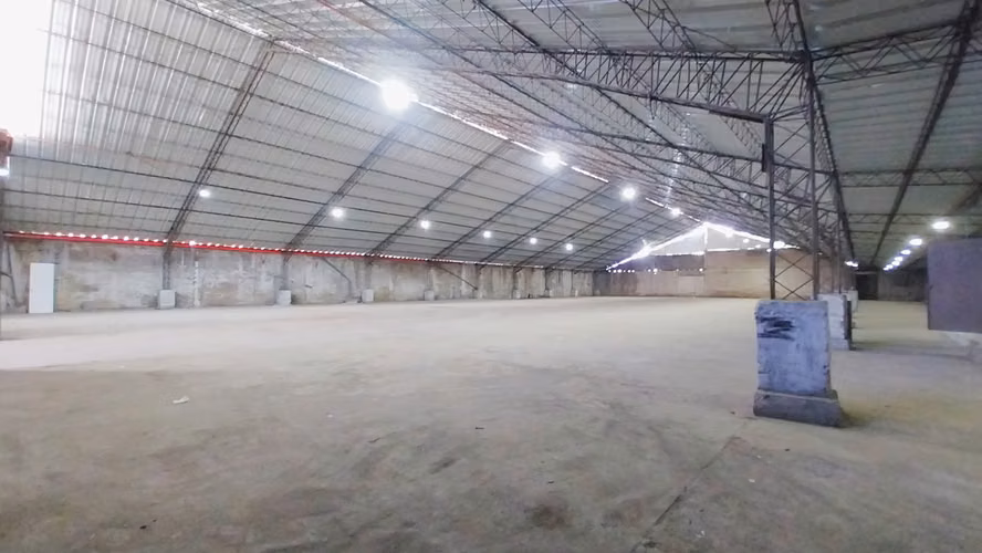 Galpón con Oficinas - Excelente Ubicación - Local Comercial