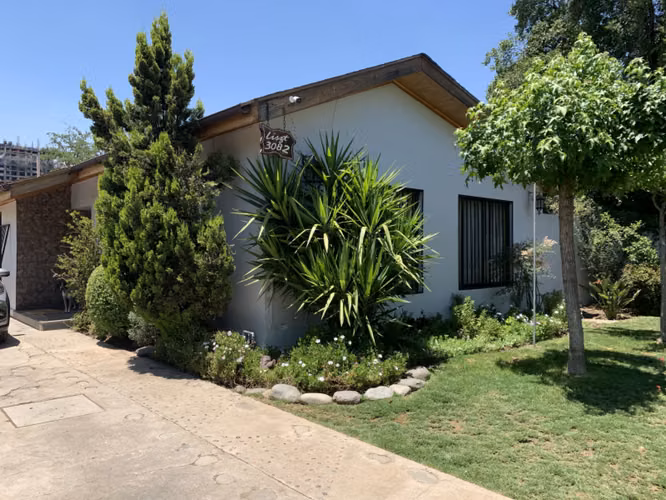 EXCELENTE!! Casa de 6 Dormitorios en Terreno de 750 m2  en J. S. Bach, Metro Rodrigo de Araya (L5)